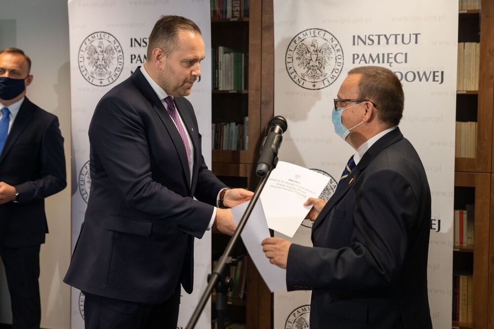 Prezes IPN dr Karol Nawrocki i p.o. dyrektora Oddziału IPN we Wrocławiu Paweł Rozdżestwieński – 8 września 2021. Fot. Mikołaj Bujak (IPN)