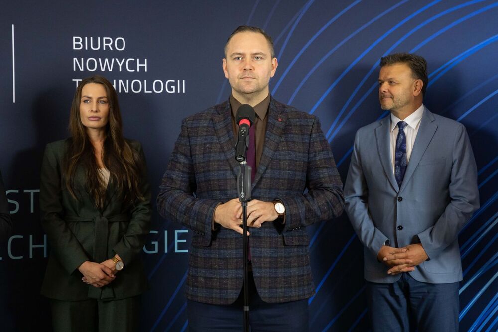 Od lewej: Magdalena Hajduk – dyrektor Biura Nowych Technologii, dr Karol Nawrocki – prezes IPN, Adam Hlebowicz – dyrektor Biura Edukacji Narodowej. Konferencja prasowa na temat powołania Biura Nowych Technologii – 13 września 2021. Fot. Mikołaj Bujak (IPN)
