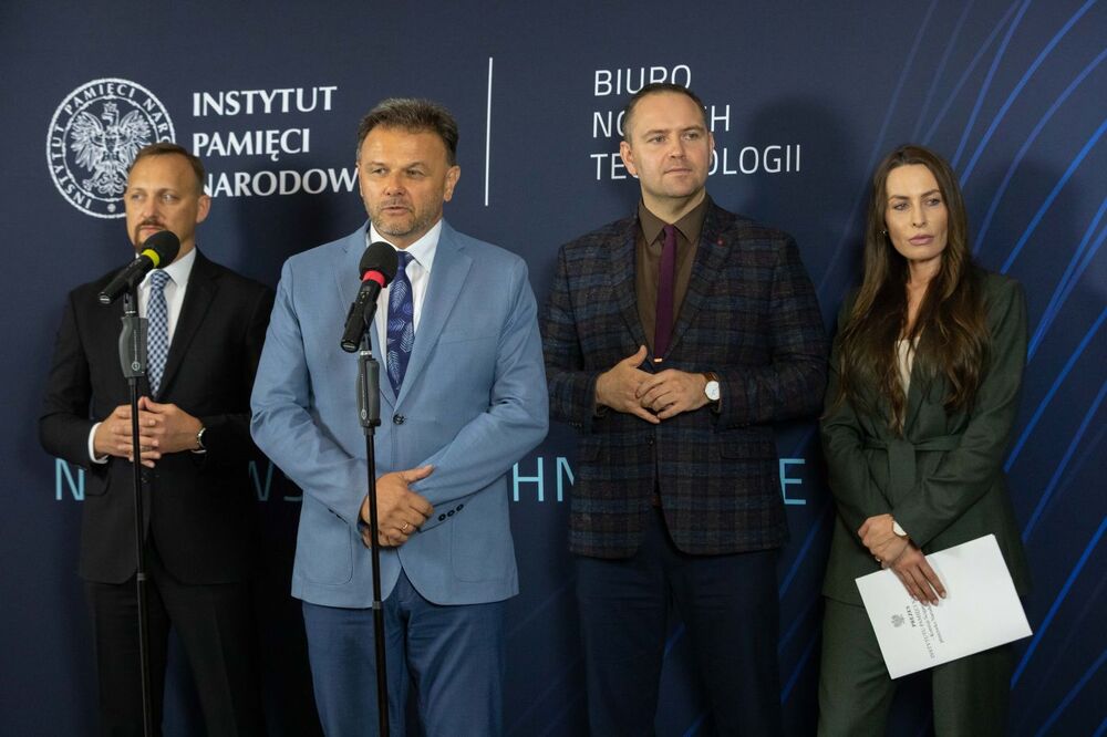 Od lewej: dr Rafał Leśkiewicz – rzecznik prasowy IPN, Adam Hlebowicz, dr Karol Nawrocki, Magdalena Hajduk. Konferencja prasowa na temat powołania Biura Nowych Technologii – 13 września 2021. Fot. Mikołaj Bujak (IPN)