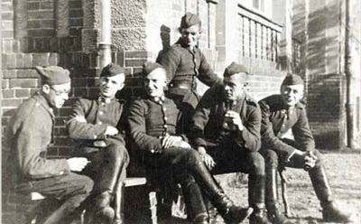 Władysław Siła-Nowicki (trzeci z prawej) z kolegami w Szkole Podchorążych Rezerwy Kawalerii, Grudziądz, 1935 r. Fot. archiwum rodziny Siłów-­Nowickich