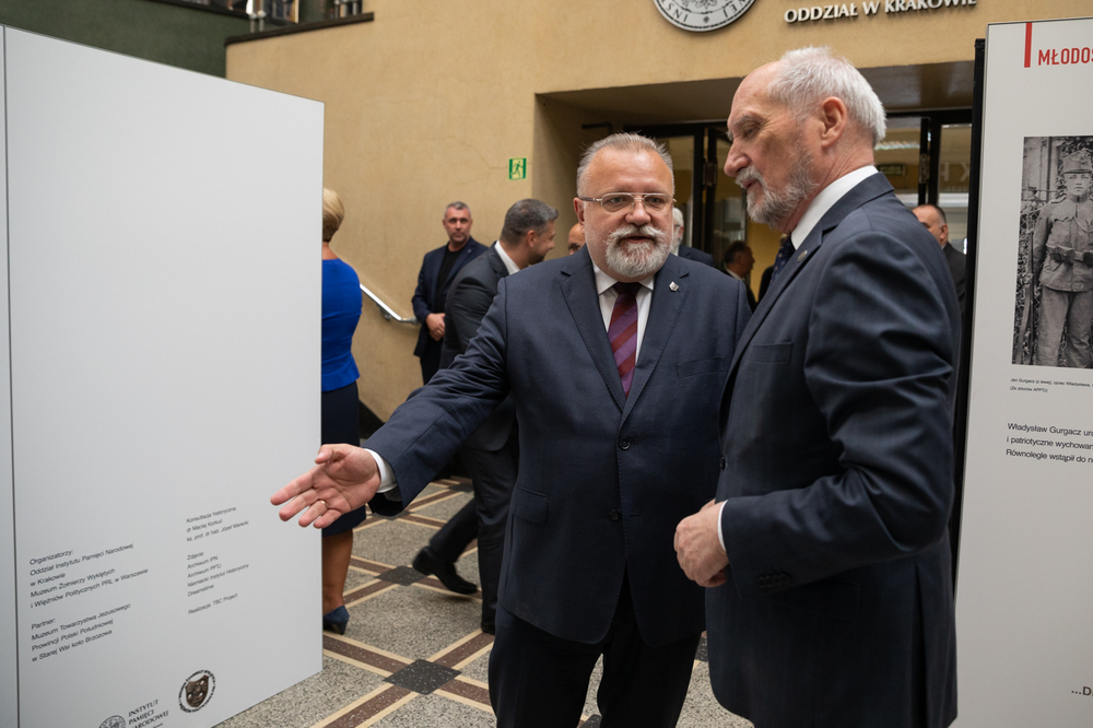 Poseł Antoni Macierewicz i dyrektor Muzeum Żołnierzy Wyklętych i Więźniów Politycznych PRL Jacek Pawłowicz podczas otwarcia wystawy o ks. Władysławie Gurgaczu – 14 września 2021. Fot. Mikołaj Bujak (IPN)