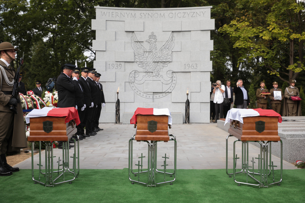 Złożenie szczątków ks. Gurgacza, Ryszarda Kłaputa i ppor. Zajączkowskiego w Kwaterze Wojennej Żołnierzy Podziemia Niepodległościowego 1939–1963 – Kraków, 14 września 2021. Fot. Mikołaj Bujak (IPN)