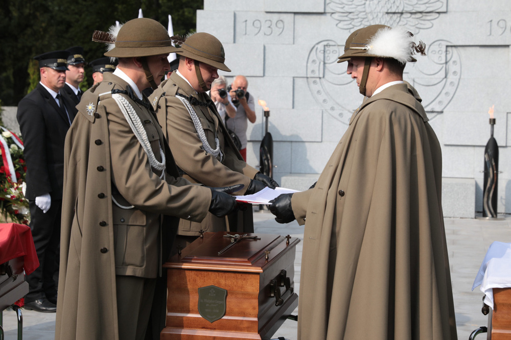 Złożenie szczątków ks. Gurgacza, Ryszarda Kłaputa i ppor. Zajączkowskiego w Kwaterze Wojennej Żołnierzy Podziemia Niepodległościowego 1939–1963 – Kraków, 14 września 2021. Fot. Mikołaj Bujak (IPN)