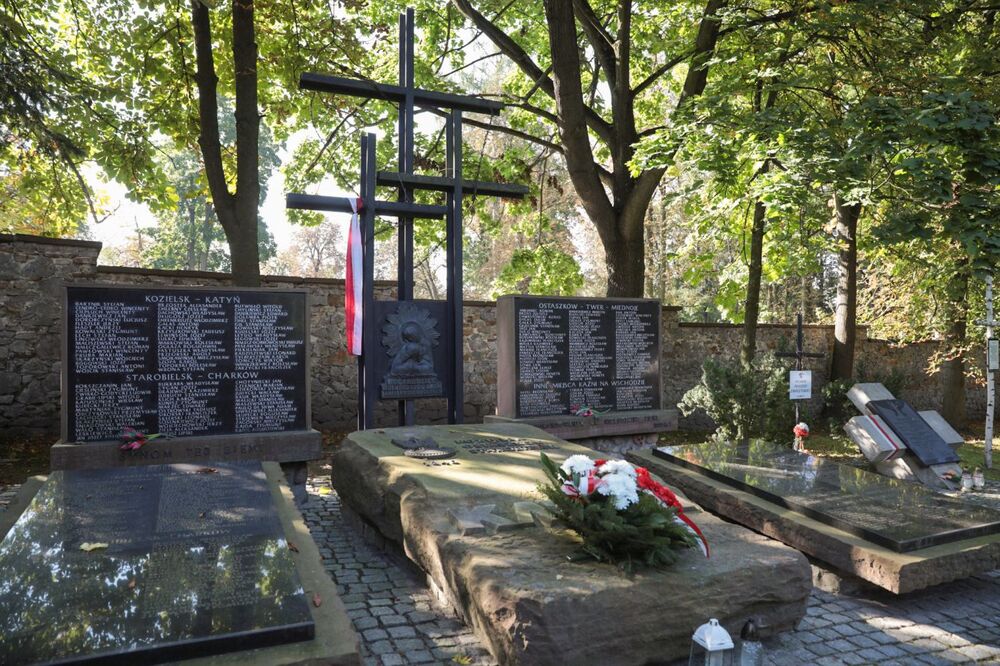 Prezes IPN dr Karol Nawrocki i wiceprezes Instytutu dr hab. Karol Polejowski złożyli kwiaty pod pomnikiem poświęconym ofiarom zbrodni katyńskiej w Kielcach – 15 września 2021. Fot. Mikołaj Bujak (IPN)