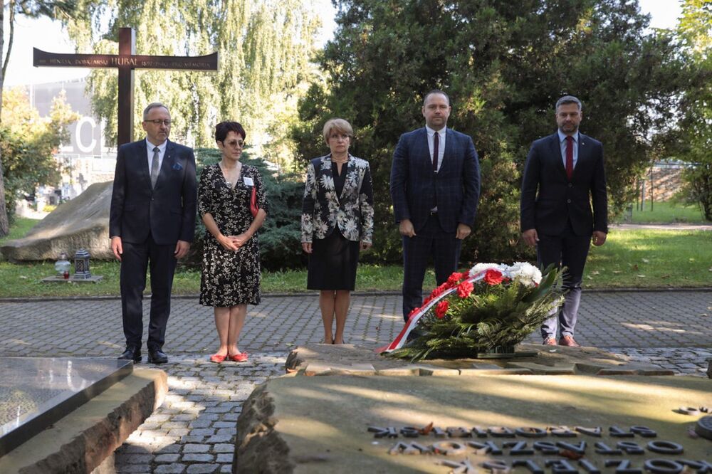 Prezes IPN dr Karol Nawrocki i wiceprezes Instytutu dr hab. Karol Polejowski złożyli kwiaty pod pomnikiem poświęconym ofiarom zbrodni katyńskiej w Kielcach – 15 września 2021. Fot. Mikołaj Bujak (IPN)