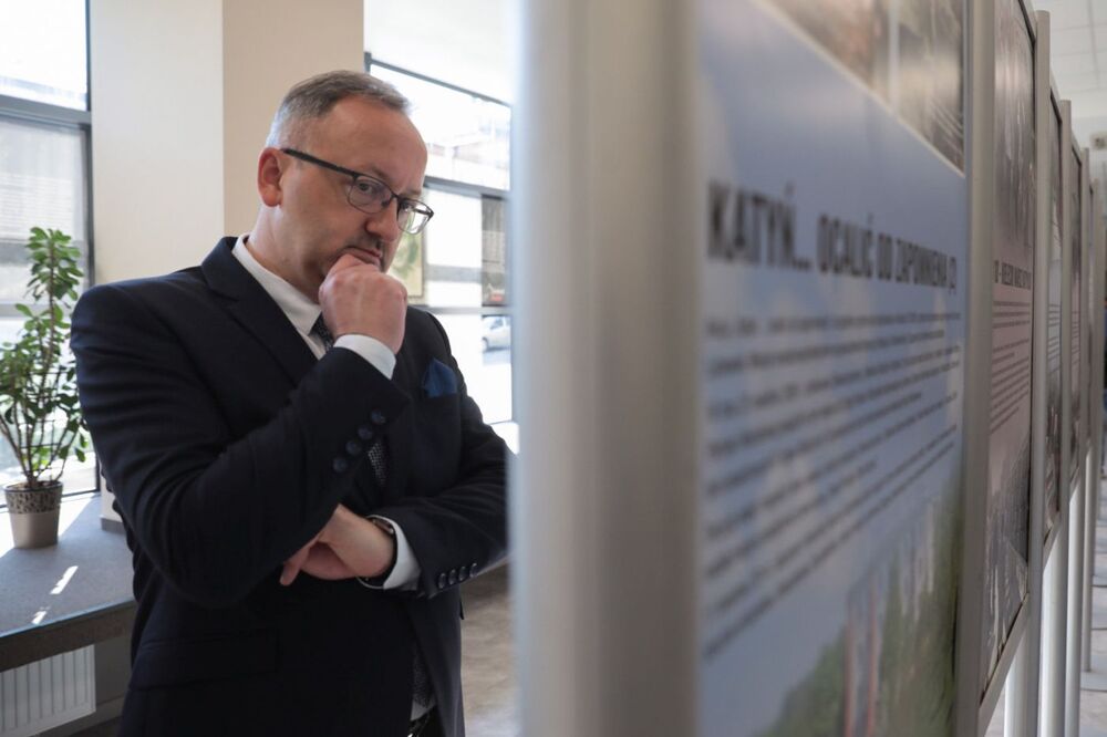 Wiceprezes IPN dr hab. Karol Polejowski podczas otwarcia wystawy „Na straży pamięci. 30 lat działalności Stowarzyszenia Kielecka Rodzina Katyńska” – Kielce, 15 września 2021. Fot. Mikołaj Bujak (IPN)