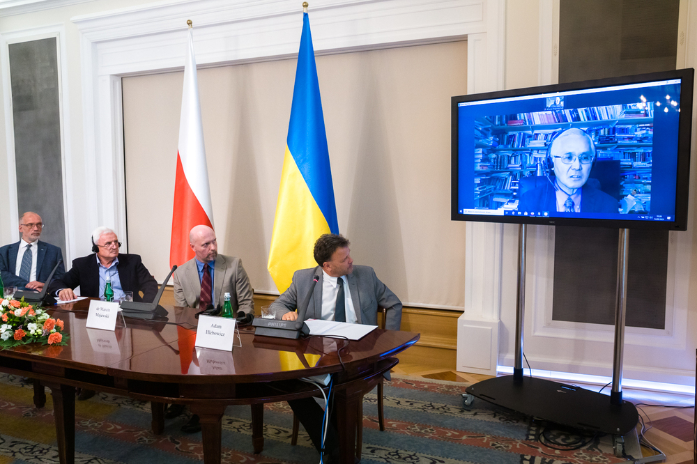 Na ekranie prof. Hiroaki Kuromiya (Indiana University) – Warszawa, 14 września 2021. Fot Sławek Kasper (IPN)