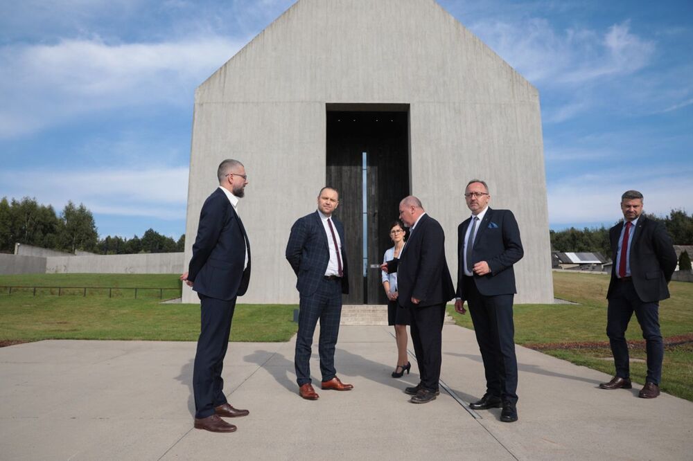 Wizyta prezesa IPN dr. Karola Nawrockiego w Mauzoleum Martyrologii Wsi Polskich w Michniowie – 15 września 2021. Fot. Mikołaj Bujak (IPN)