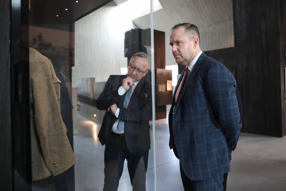 Prezes IPN dr Karol Nawrocki i wiceprezes dr hab. Karol Polejowski w Mauzoleum Martyrologii Wsi Polskich w Michniowie – 15 września 2021. Fot. Mikołaj Bujak (IPN)