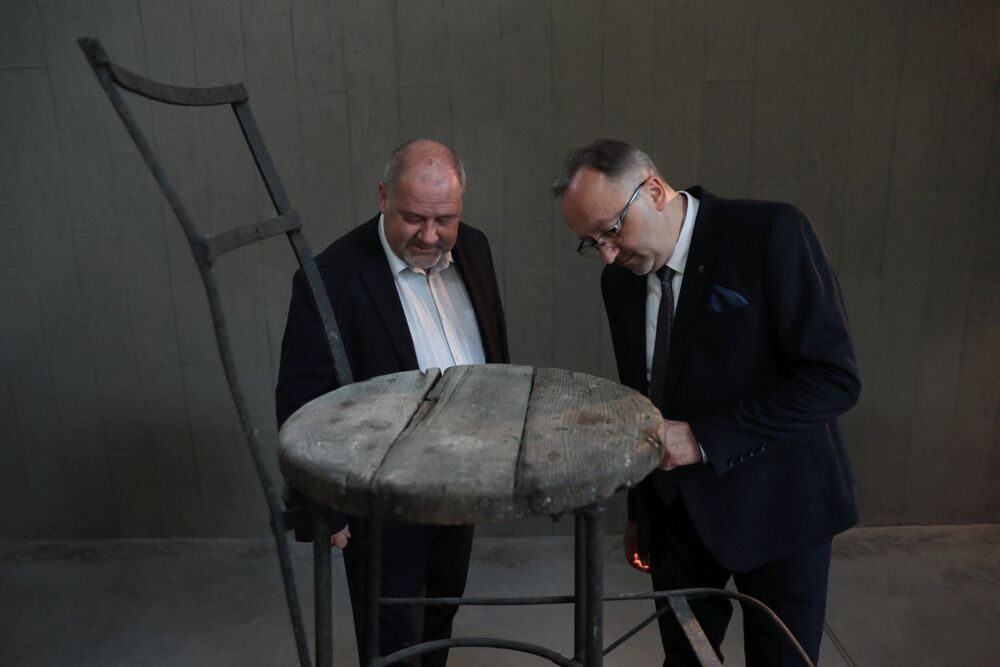 Wiceprezes IPN dr hab. Karol Polejowski w Mauzoleum Martyrologii Wsi Polskich w Michniowie – 15 września 2021. Fot. Mikołaj Bujak (IPN)