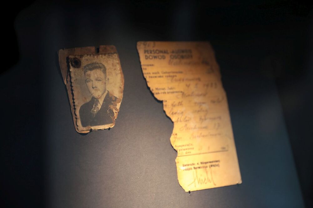 Wizyta prezesa IPN dr. Karola Nawrockiego w Mauzoleum Martyrologii Wsi Polskich w Michniowie – 15 września 2021. Fot. Mikołaj Bujak (IPN)