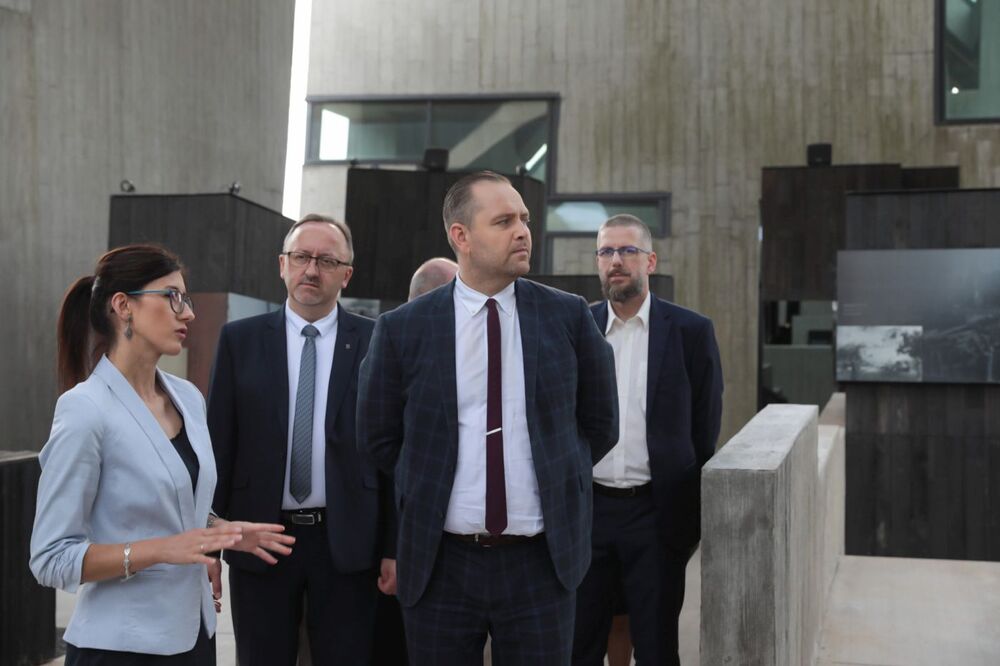 Wizyta prezesa IPN dr. Karola Nawrockiego w Mauzoleum Martyrologii Wsi Polskich w Michniowie – 15 września 2021. Fot. Mikołaj Bujak (IPN)