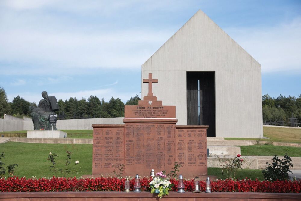 Wizyta prezesa IPN dr. Karola Nawrockiego w Mauzoleum Martyrologii Wsi Polskich w Michniowie – 15 września 2021. Fot. Mikołaj Bujak (IPN)