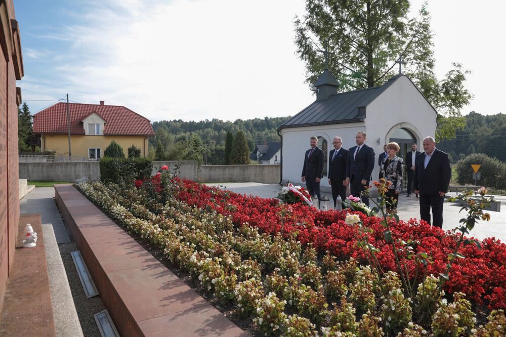 Wizyta prezesa IPN dr. Karola Nawrockiego w Mauzoleum Martyrologii Wsi Polskich w Michniowie – 15 września 2021. Fot. Mikołaj Bujak (IPN)