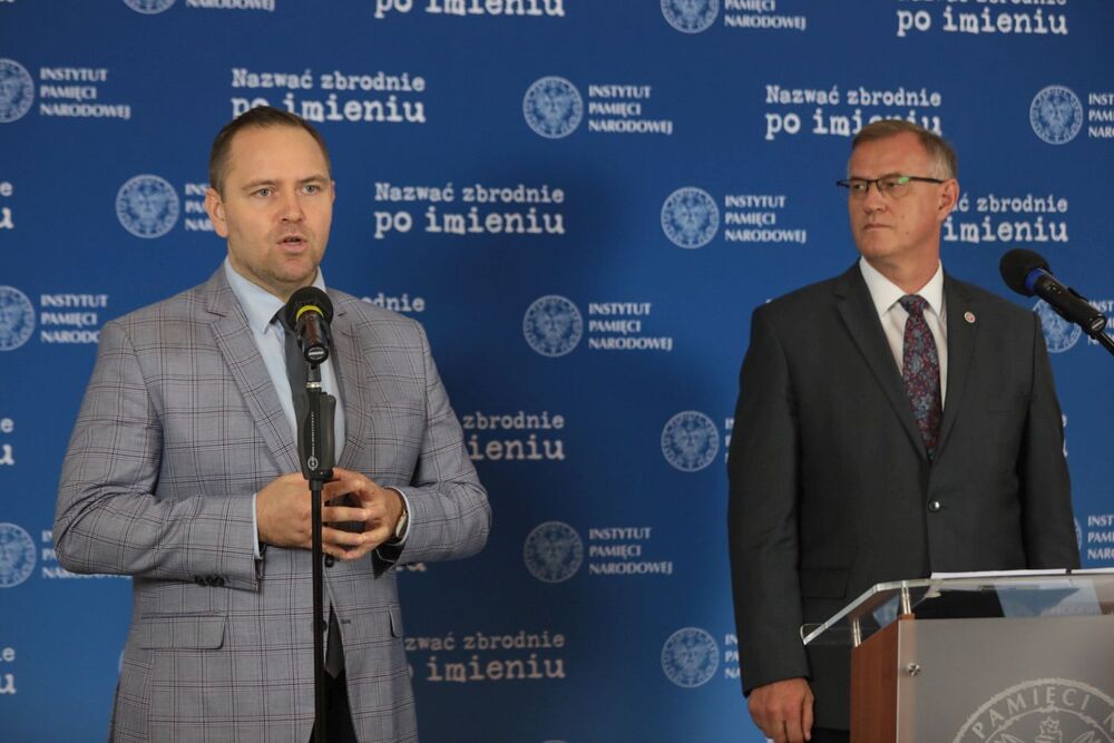 Konferencja prasowa prezesa IPN dr. Karola Nawrockiego i prok. Andrzeja Pozorskiego, kierującego pionem śledczym IPN – Warszawa, 20 września 2021. Fot. Mikołaj Bujak (IPN)