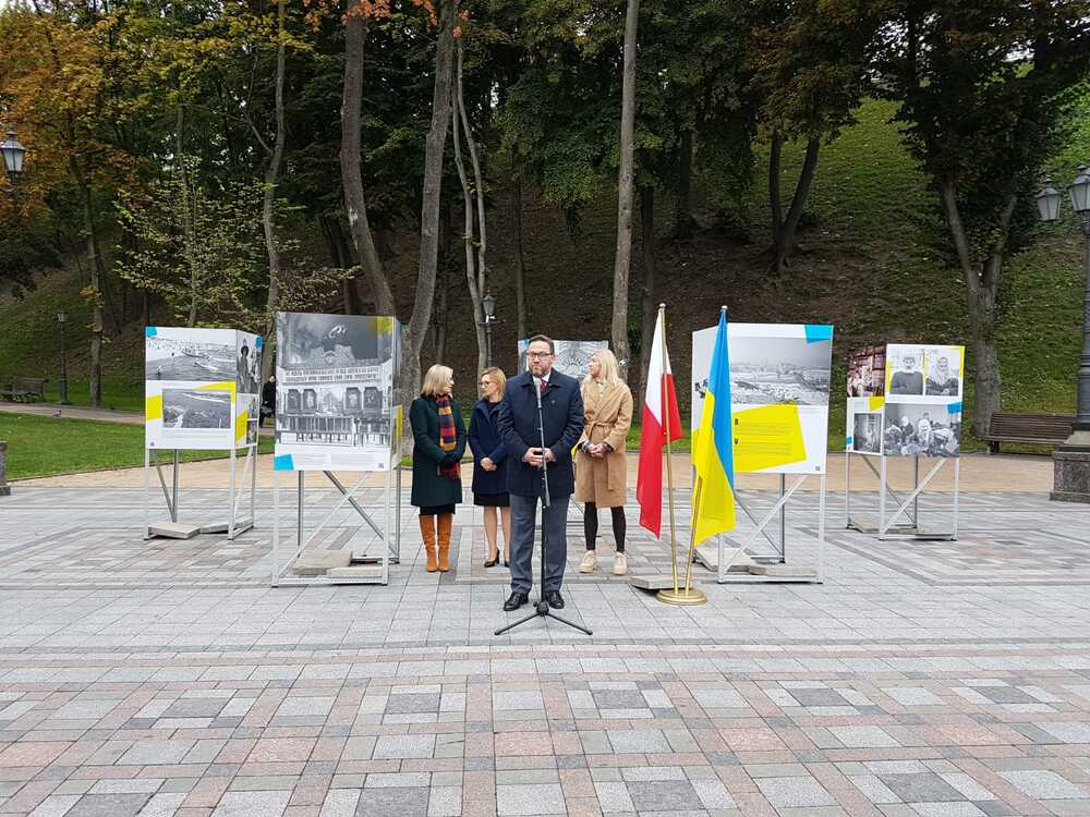 Ambasador RP na Ukrainie Bartosz Cichocki podczas otwarcia wystawy „Amerykanin na Ukrainie. Zdjęcia Juliena Bryana z lat 1930–1958 / Amerykanin w Warszawie. Zdjęcia Juliena Bryana z września 1939 r.” – Kijów, 21 września 2021. Fot Tomasz Stempowski (IPN)