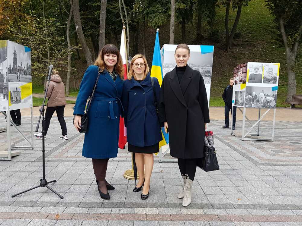 Otwarcie wystawy „Amerykanin na Ukrainie. Zdjęcia Juliena Bryana z lat 1930–1958 ...”. Na zdj.(od lewej) Katerina Burduwalis, dyrektor Państwowego Archiwum Obwodowego w Chmielnickim, (w środku) dyrektor AIPN Marzena Kruk – Kijów, 21 września 2021. Fot Tomasz Stempowski (IPN)