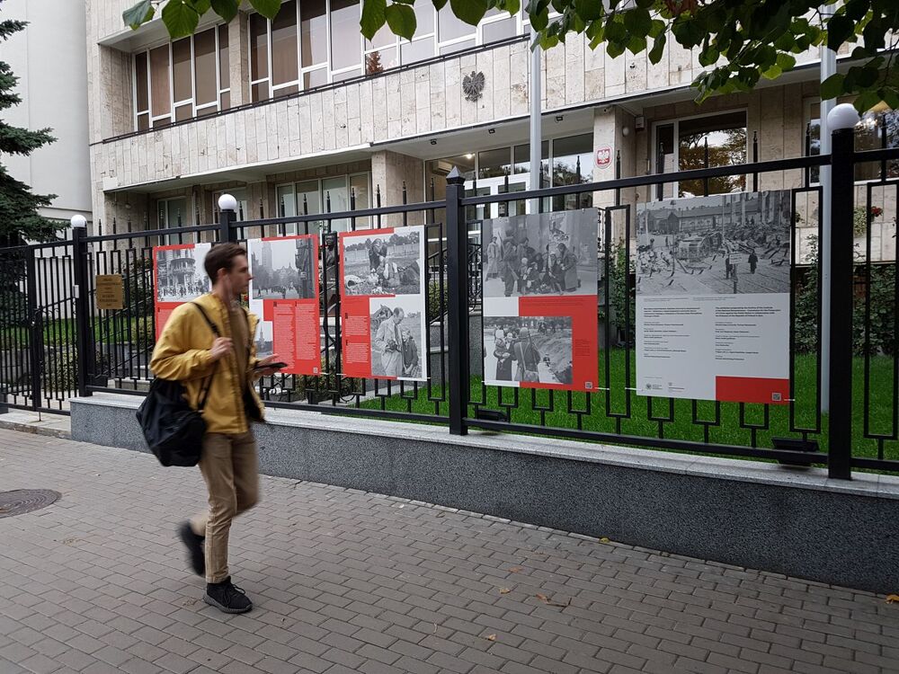 Wystawa „Amerykanin na Ukrainie. Zdjęcia Juliena Bryana z lat 1930–1958 / Amerykanin w Warszawie. Zdjęcia Juliena Bryana z września 1939 r.” na ogrodzeniu ambasady RP w Kijowie. Fot Tomasz Stempowski (IPN)