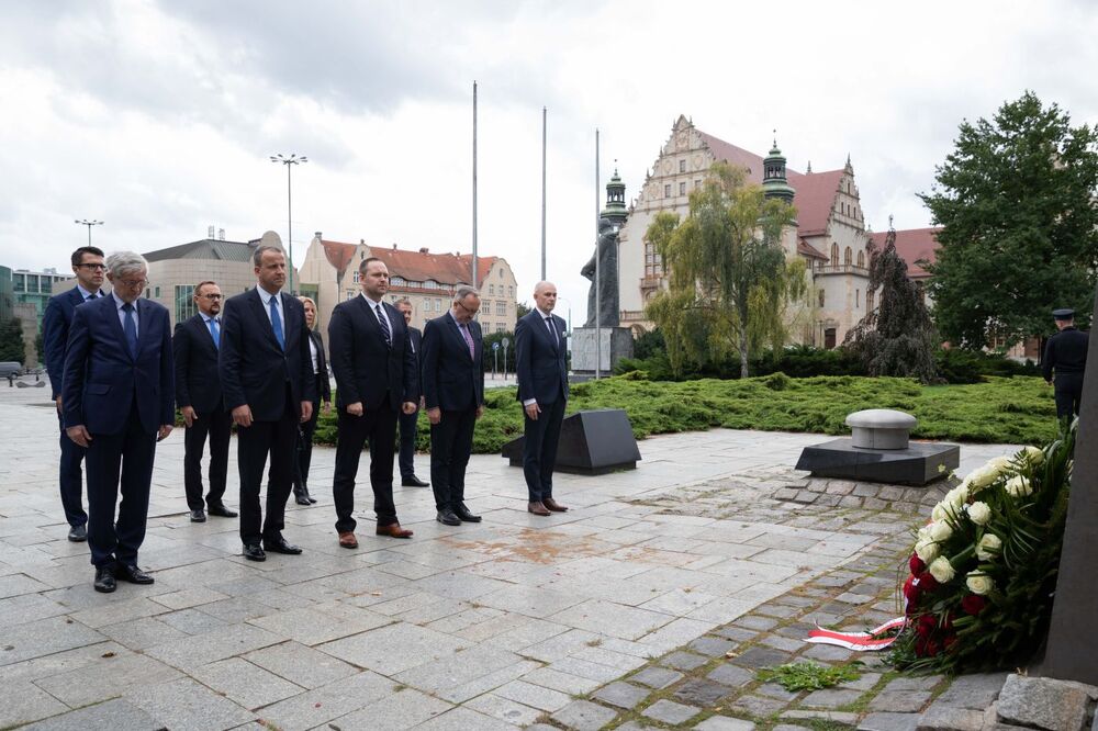 Złożenie kwiatów pod pomnikiem Ofiar Czerwca 1956 – Poznań, 21 września 2021. Fot. Mikołaj Bujak