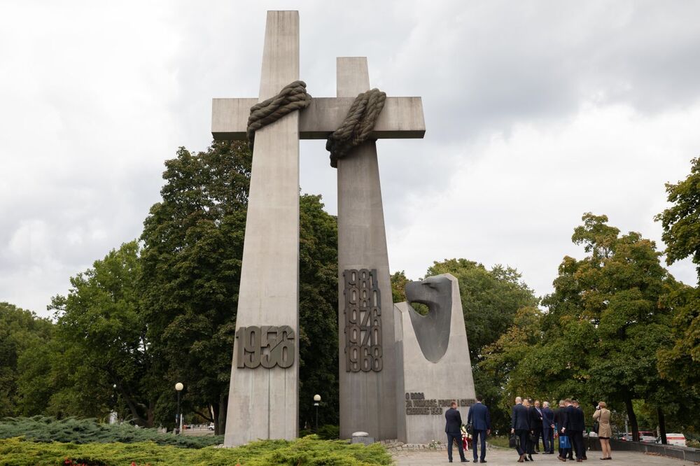 Złożenie kwiatów pod pomnikiem Ofiar Czerwca 1956 – Poznań, 21 września 2021. Fot. Mikołaj Bujak