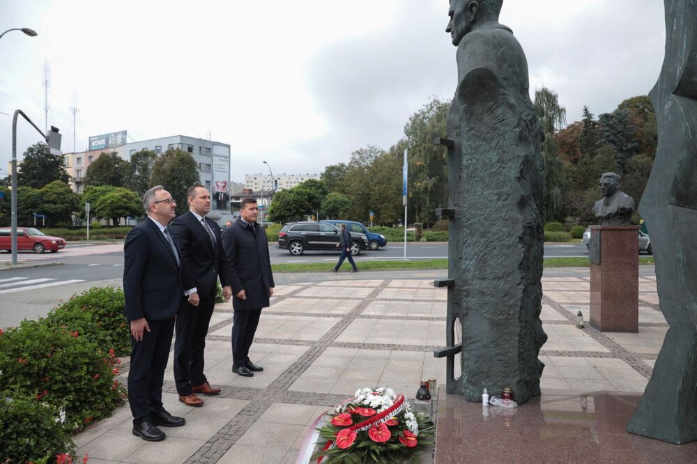 Prezes IPN dr Karol Nawrocki, jego zastępca – dr hab. Karol Polejowski oraz dr Dariusz Iwaneczko, dyrektor IPN Rzeszów złożyli kwiaty przy pomniku Żołnierzy Wyklętych w Rzeszowie – 23 września 2021. Fot. Mikołaj Bujak (IPN)