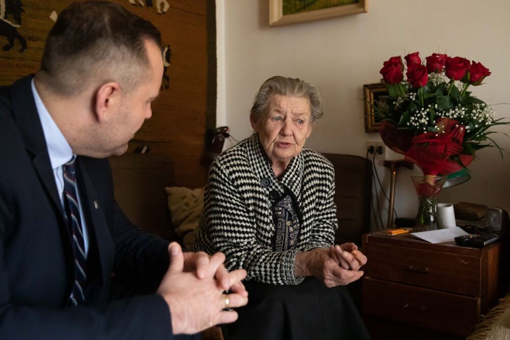 Spotkanie prezesa IPN dr. Karola Nawrockiego z Ewą Przesmycką, siostrzenicą Henryka Wieliczki ps. Lufa – 24 września 2021. Fot. Mikołaj Bujak (IPN)