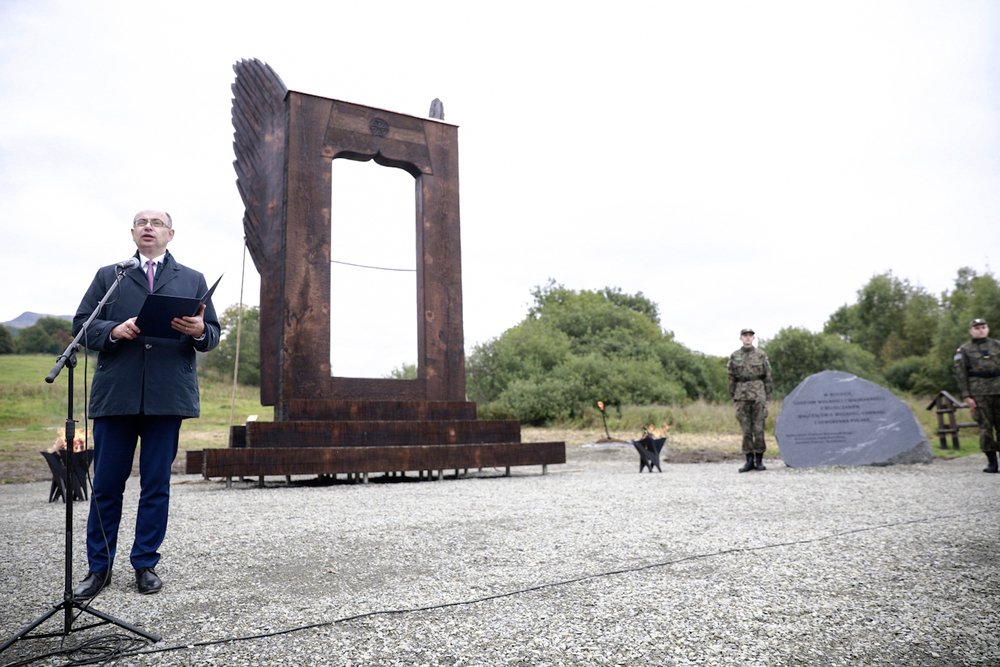 Wiceprezes IPN dr Mateusz Szpytma podczas odsłonięcia pomnika poświęconego Ludziom Wolności i Solidarności z Bieszczad – Wołosate, 25 września 2021. Fot. Sławek Kasper (IPN)