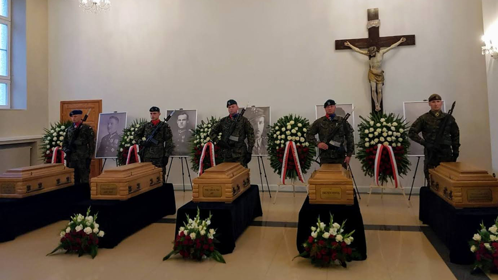 Trumny ze szczątkami bohaterów w Auli Św. Krzyża w Domu Zgromadzenia Księży Misjonarzy przy Bazylice pw. Świętego Wincentego a Paulo w Bydgoszczy – Bydgoszcz, 25 września 2021