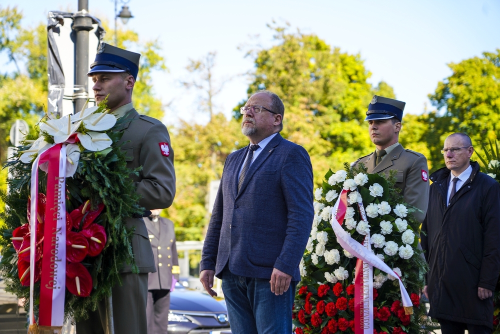 Dyrektor Biura Upamiętniania Walk i Męczeństwa IPN Adam Siwek złożył kwiaty pod pomnikiem gen. Stefana Roweckiego „Grota” – Warszawa, 27 września 2021. Fot. Mateusz Niegowski (IPN)