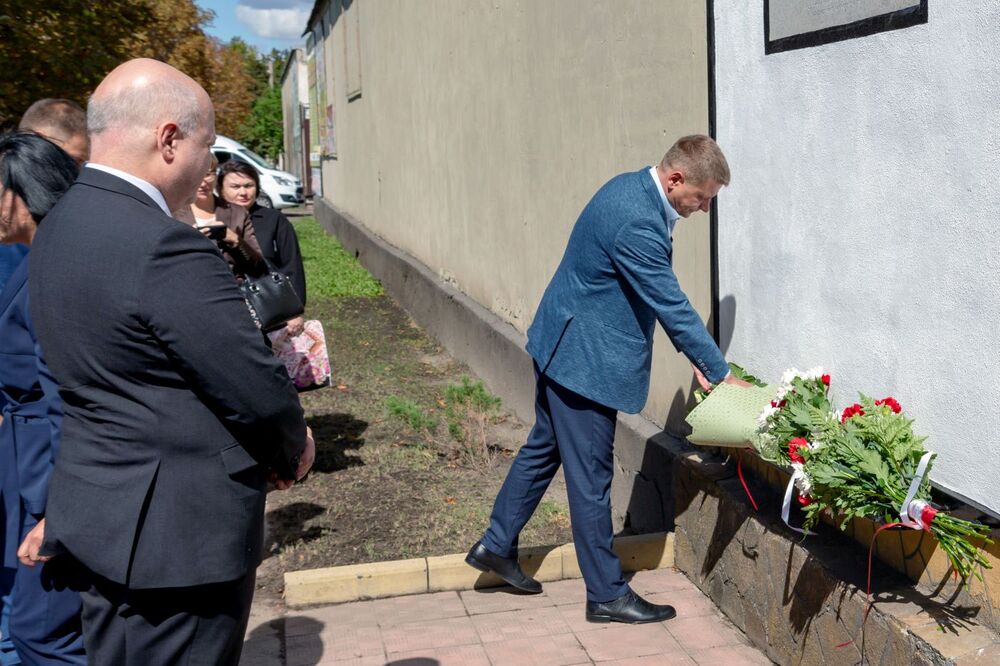 Po otwarciu wystawy delegacja złożyła kwiaty pod tablicą pamiątkową na murze klasztoru, gdzie w latach 1939–1940 mieścił się obóz NKWD dla polskich żołnierzy. Fot. Włodzimierz Kołomacki