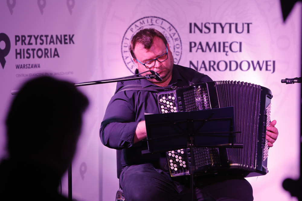 Koncert Sławomira Zygmunta „Z wiatrem” z okazji 100-lecia urodzin Krzysztofa Kamila Baczyńskiego – Warszawa, 28 września 2021. Fot. Piotr Życieński (IPN)