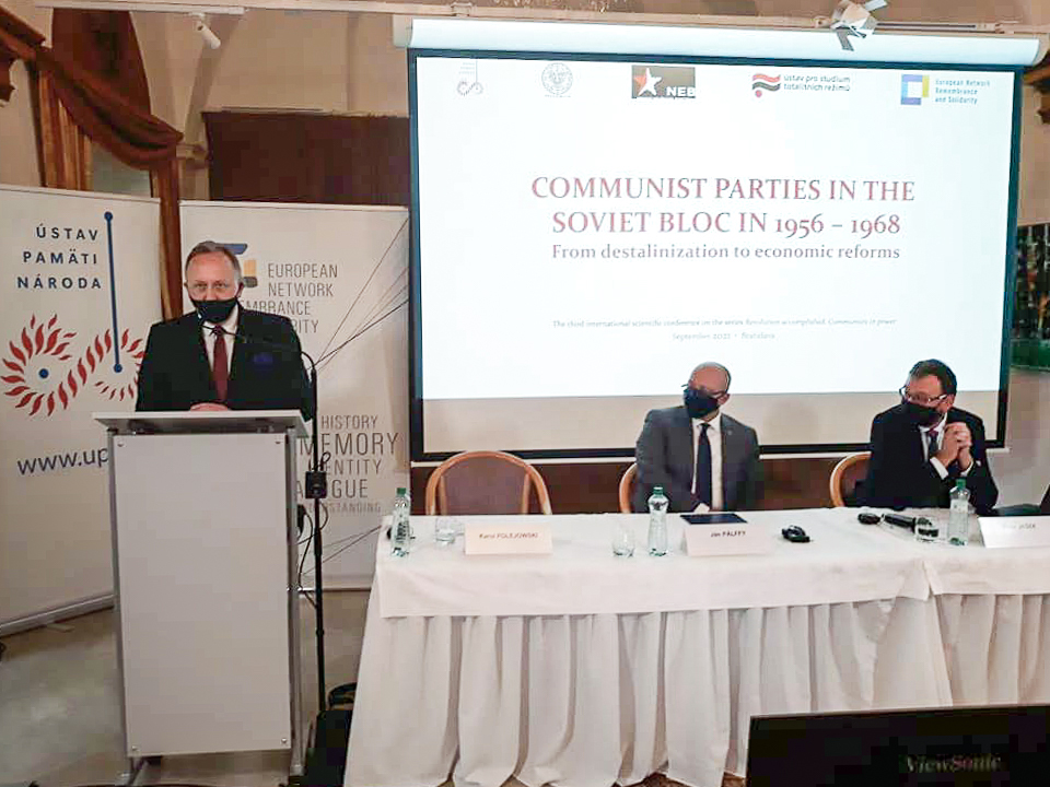 Wystąpienie zastępcy prezesa IPN dr. hab. Karola Polejowskiego podczas konferencji o partiach komunistycznych w bloku sowieckim – Bratysława, 29 września 2021. Fot. Agnieszka Jędrzak (IPN)