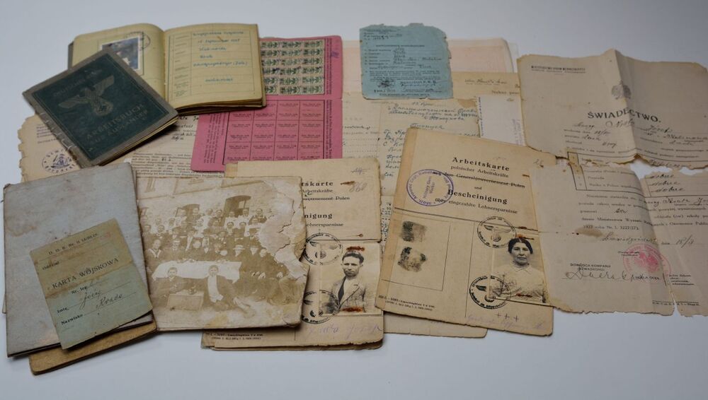 Materiały przekazane przez Zofię Zając – przed zabiegami konserwatorskimi. Fot. Anna Włodarczyk-Sętorek (IPN)