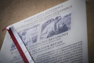 Uroczyste odsłonięcie tablicy upamiętniającej Annę Kostewicz i Juliena Bryana – fot. MN/BUWiM