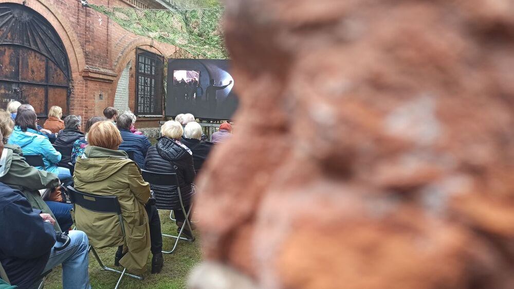 Plenerowy pokaz filmu dokumentalnego IPN „Fort” – Pomiechówek, 25 września 2021. Fot. Konrad Starczewski (IPN)