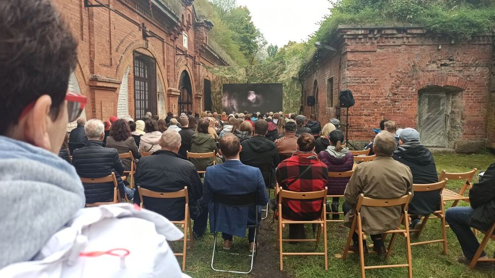 Plenerowy pokaz filmu dokumentalnego IPN „Fort” – Pomiechówek, 25 września 2021. Fot. Konrad Starczewski (IPN)
