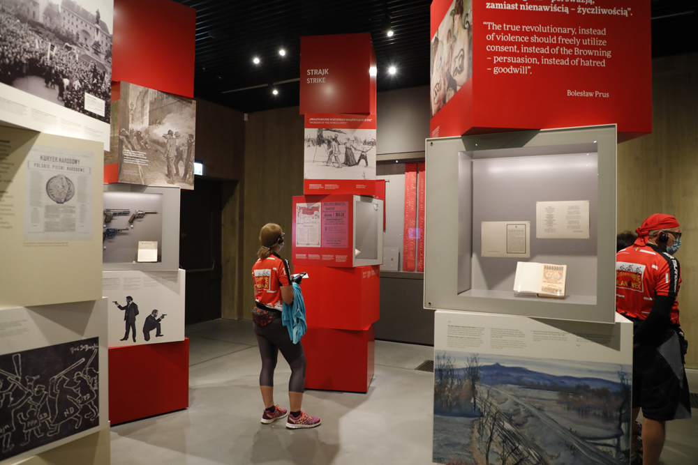 Wizyta laureatów konkursu „Niezwyciężeni 1920. Obrońcy Ojczyzny” w Muzeum Józefa Piłsudskiego w Sulejówku – 27 września 2021. Fot. Piotr Życieński (IPN)