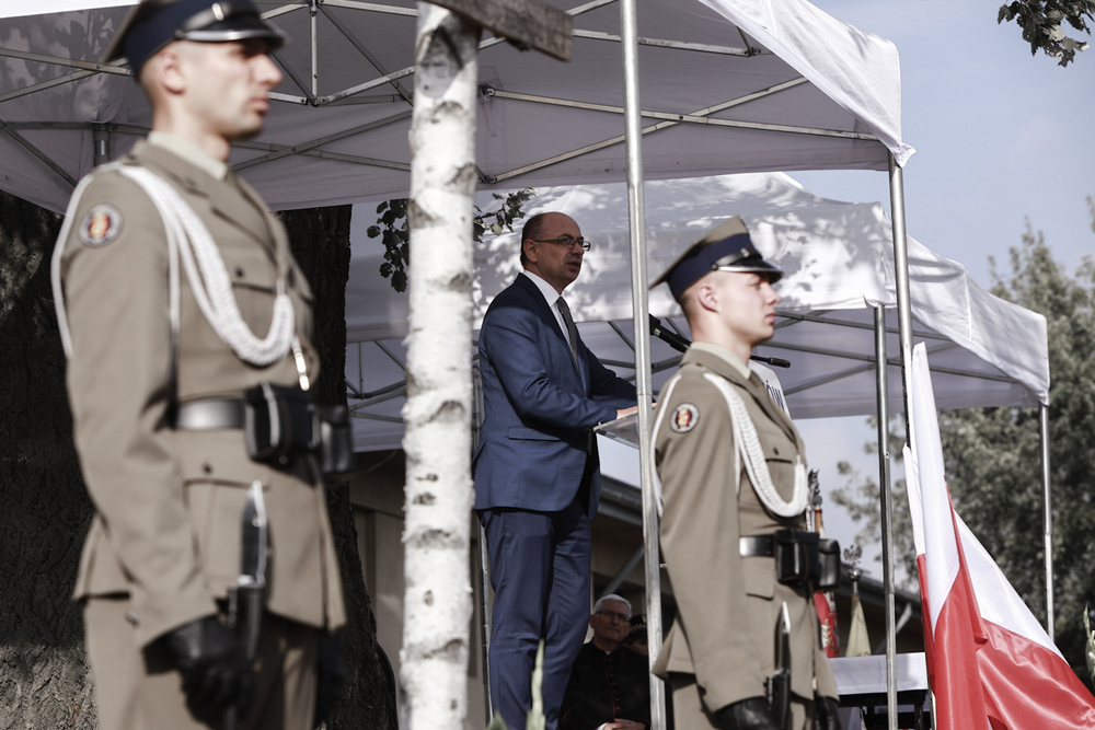 Wystąpienie zastępcy prezesa IPN dr. Mateusza Szpytmy podczas obchodów Dnia Pamięci Więźniów Obozu Dulag 121 i Niosących Im Pomoc – Pruszków, 2 października 2021. Fot. Sławek Kasper (IPN)