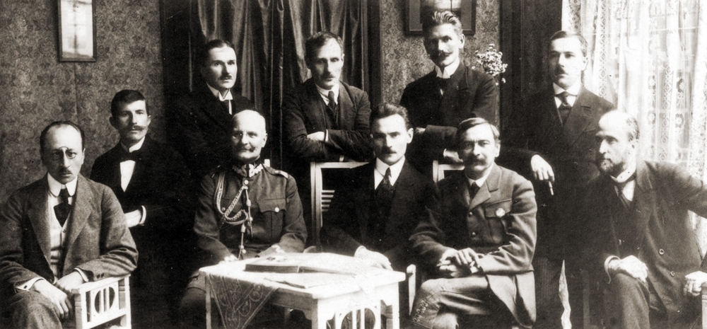 Delegacja polska na rozmowy o zawieszeniu broni i zawarciu pokoju z Rosją Sowiecką, 1920. Od lewej siedzą: Władysław Kiernik, gen. Mieczysław Kuliński, Jan Dąbski, Stanisław Grabski, Leon Wasilewski. Stoją: Michał Wichliński, Witold Kamieniecki, Norbert Barlicki, Adam Mieczkowski, Ludwik Waszkiewicz. Fot. Wikimedia Commons/domena publiczna