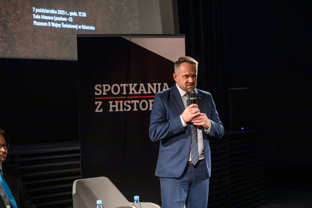 Dr Marek Szymaniak, zast. dyr. ds. naukowych Muzeum II Wojny Światowej w Gdańsku, podczas promocji publikacji dr. M.J. Mazurkiewicza „Ludobójstwo Niemiec na narodzie polskim (1939–1945). Studium historycznoprawne” – Gdańsk, 7 października 2021. Fot. Karolina Dembek (Muzeum II Wojny Światowej)