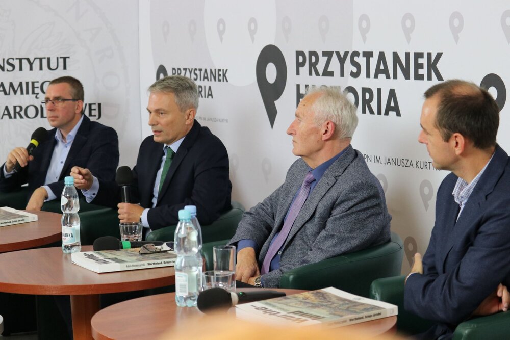 Od lewej: Rafał Dudkiewicz, dr Adam Pleskaczyński, dr hab. Janusz Wróbel, dr Bogumił Rudawski. Dyskusja o książce „Wartheland. Dzieje zbrodni” – Warszawa, 8 października 2021. Fot. Aleksandra Wierzchowska (IPN)