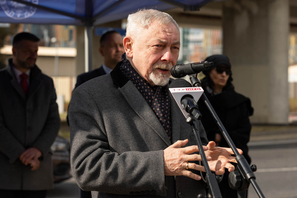 Jacek Majchrowski, prezydent Krakowa, podczas uroczystości nadania imienia Janusza Kurtyki rondu w Krakowie – 12 października 2021. Fot. Mikołaj Bujak (IPN)