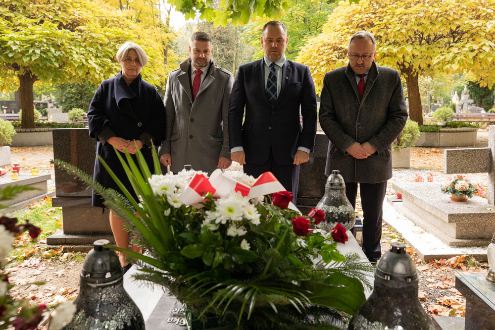 Przedstawiciele IPN złożyli kwiaty na grobie Janusza Kurtyki na cmentarzu Rakowickim w Krakowie – 12 października 2021. Fot. Mikołaj Bujak (IPN)