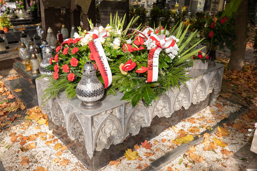 Przedstawiciele IPN złożyli kwiaty na grobie Janusza Kurtyki na cmentarzu Rakowickim w Krakowie – 12 października 2021. Fot. Mikołaj Bujak (IPN)