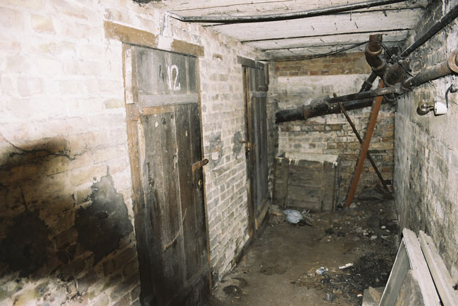 Piwnica w budynku dawnego Wojewódzkiego Urzędu Bezpieczeństwa Publicznego w Białymstoku, gdzie – w areszcie i karcerze – okupanci sowieccy i ich miejscowi kolaboranci dokonywali zbrodni na Polakach. Fot. IPN
