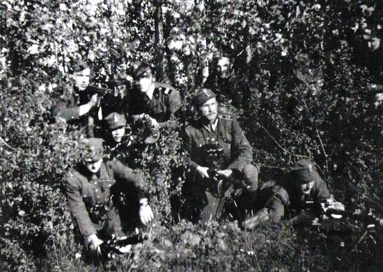 Zajęcia oddziału KP „Ciężki” w terenie, klęczy z prawej „Rój”