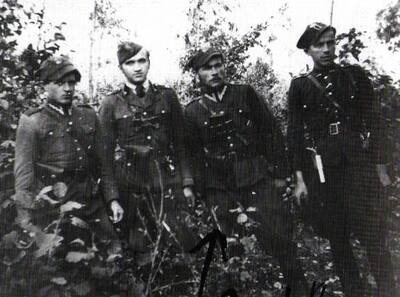 Pierwszy z lewej sierż. Ildefons Żbikowski „Tygrys”, trzeci st. sierż. Mieczysław Dziemieszkiewicz „Rój”