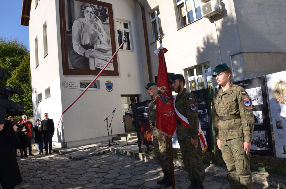 Dr Mateusz Szpytma, wiceprezes IPN, odsłonił tablicę upamiętniającą Michała Kruka i mural z wizerunkiem Marii Grzegorzewskiej – uhonorowanych za pomoc niesioną Żydom w Przemyślu – 15 października 2021. Fot. Katarzyna Gajda-Bator (IPN Rzeszów)