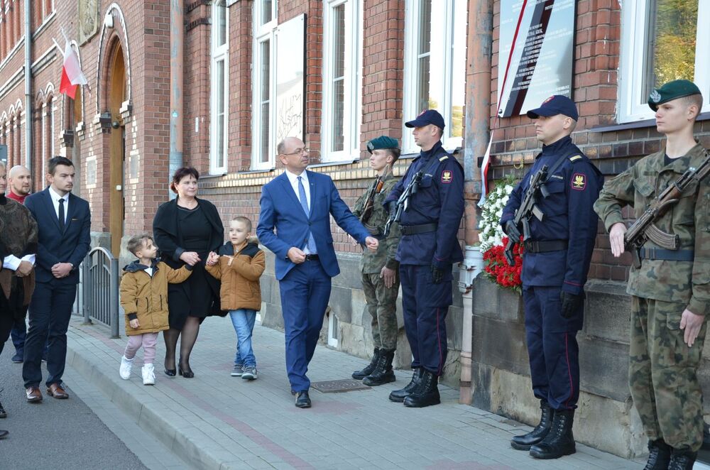 Dr Mateusz Szpytma, wiceprezes IPN, odsłonił tablicę upamiętniającą Michała Kruka i mural z wizerunkiem Marii Grzegorzewskiej – uhonorowanych za pomoc niesioną Żydom w Przemyślu – 15 października 2021. Fot. Katarzyna Gajda-Bator (IPN Rzeszów)