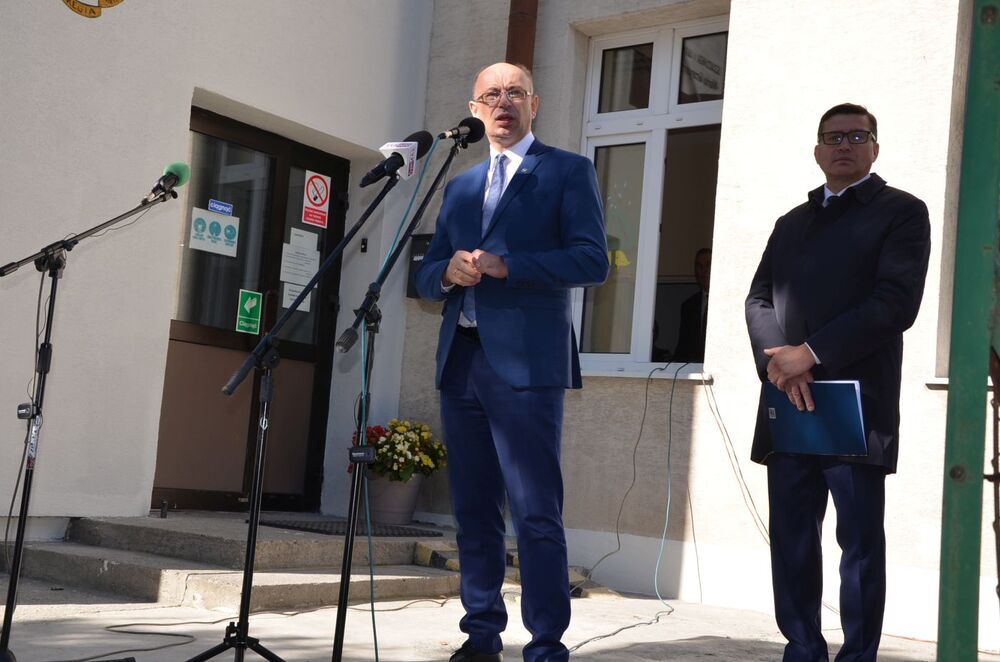 Dr Mateusz Szpytma, wiceprezes IPN, odsłonił tablicę upamiętniającą Michała Kruka i mural z wizerunkiem Marii Grzegorzewskiej – uhonorowanych za pomoc niesioną Żydom w Przemyślu – 15 października 2021. Fot. Katarzyna Gajda-Bator (IPN Rzeszów)